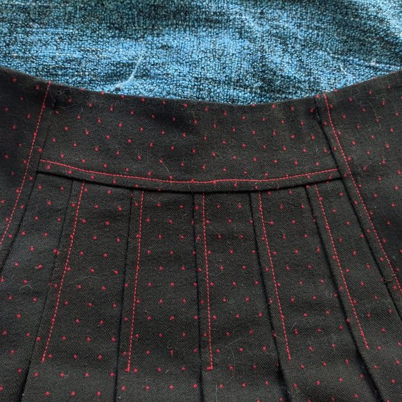 Vintage Pleated Midi Skirt - Black with Red Details - Great for cold weather - Picture 5 of 6